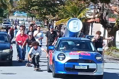 Passeata reúne comunidade do skate em celebração ao Dia Mundial do Skate em Peruíbe